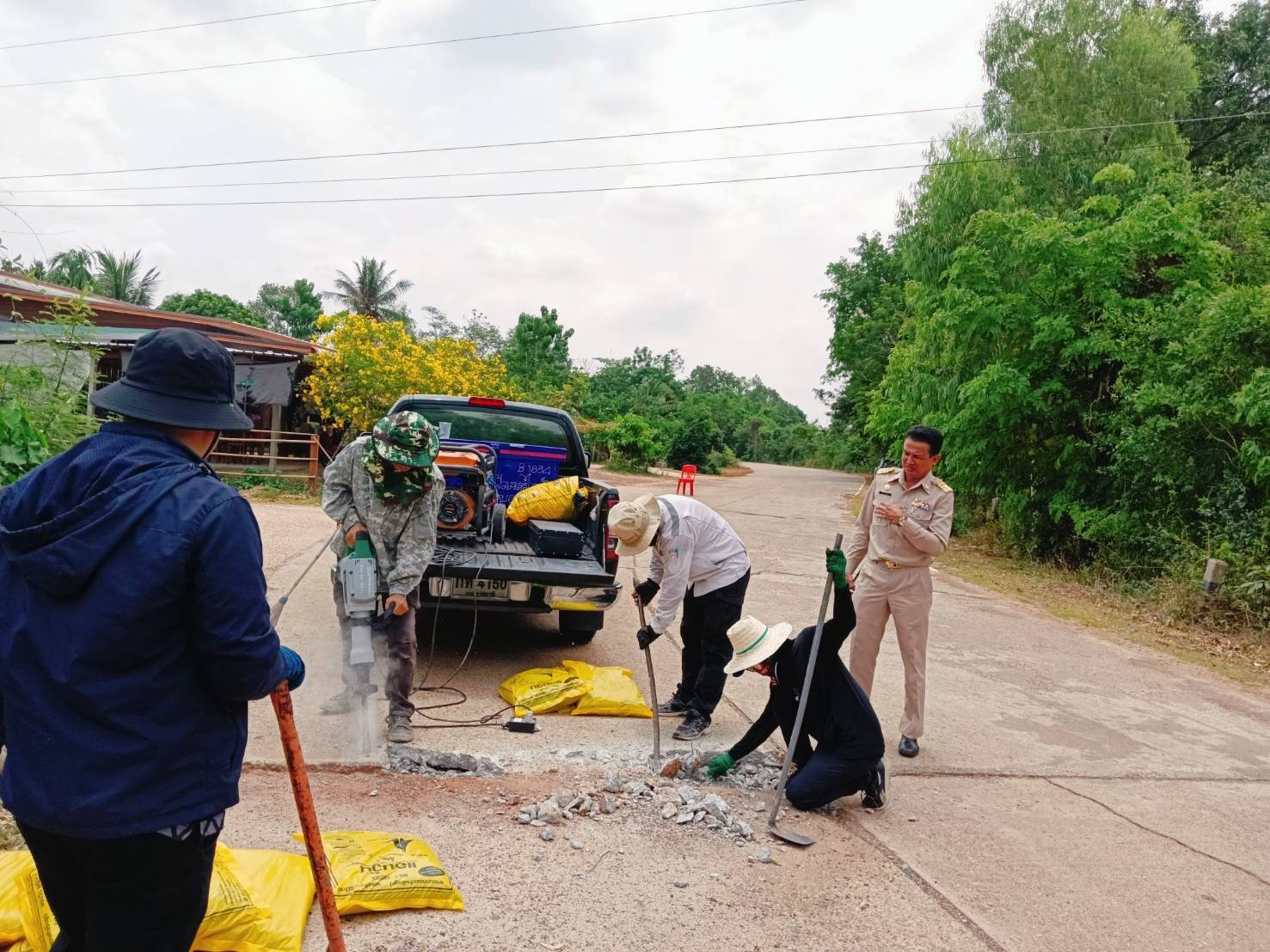 คณะผู้บริหาร และกองช่าง  ซ่อมถนนคอนกรีตที่ชำรุด ภายในพื้นที่องค์การบริหารส่วนตำบลหนองเต่า